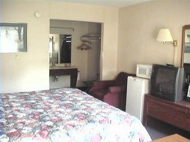 Express Airport Inn Sandston Room photo
